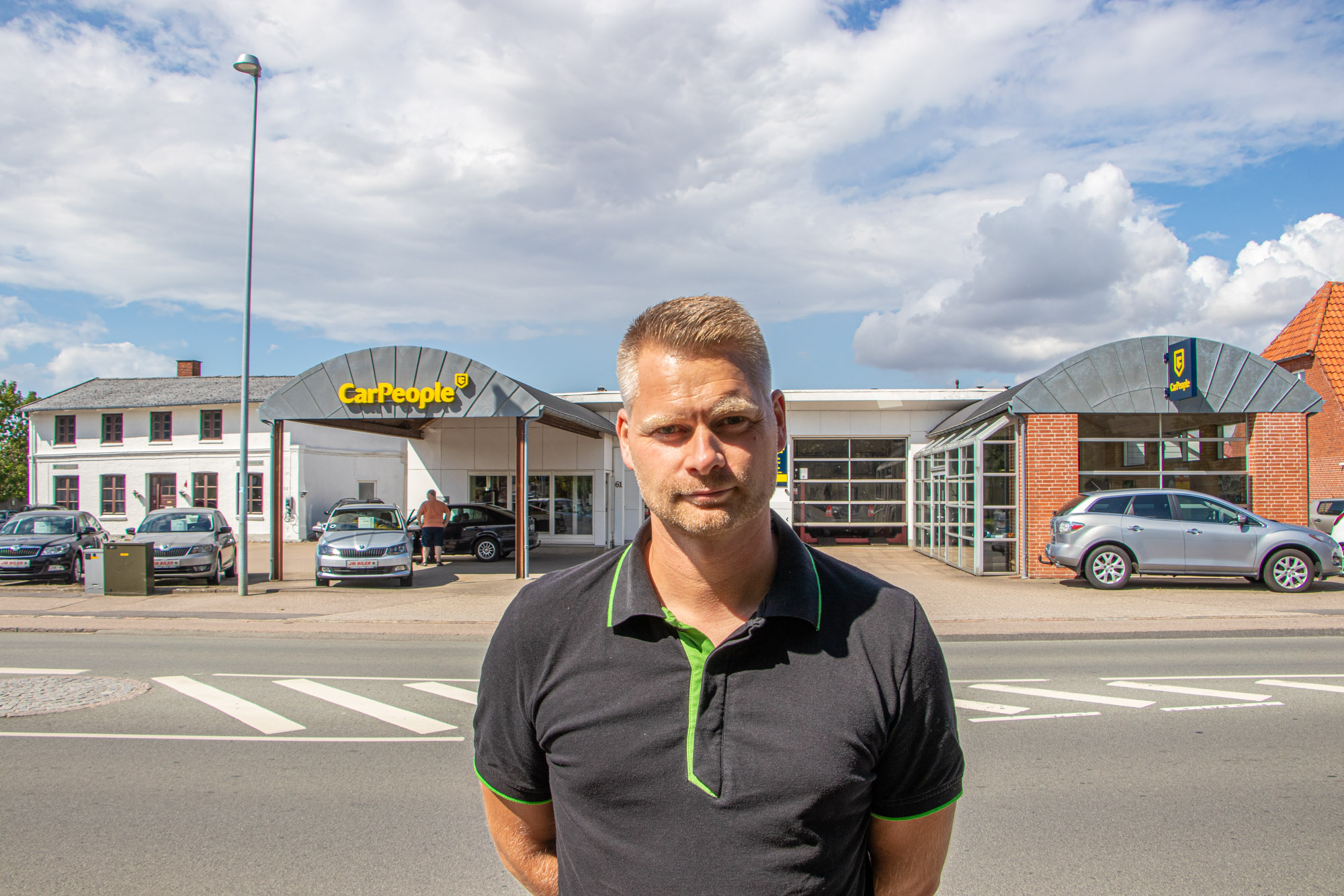 Thomas Møller foran bilhuset JM Biler, der er en del af værkstedskæden CarPeople.